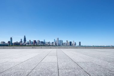Chicago 'da modern şehir manzarası olan boş bir arazi.