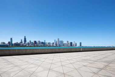 Chicago 'da modern şehir manzarası olan boş bir arazi.