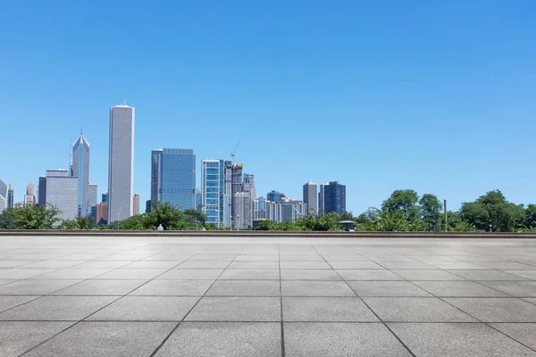 Chicago 'da modern şehir manzarası olan boş bir arazi.