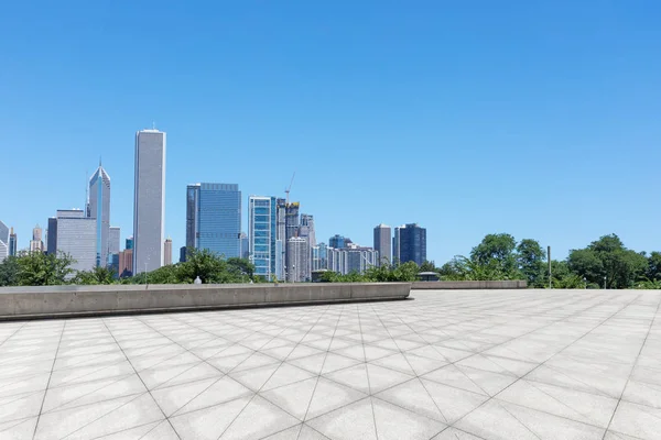 Chicago 'da modern şehir manzarası olan boş bir arazi.
