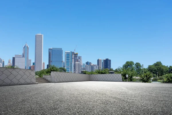 Chicago 'da modern şehir manzarası olan boş bir arazi.