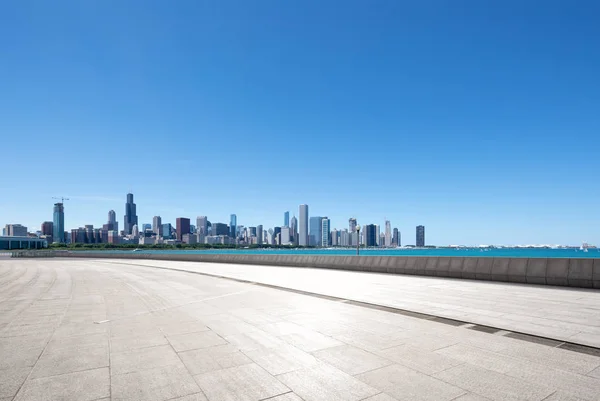 シカゴの近代的な街並みが残る空の土地 — ストック写真