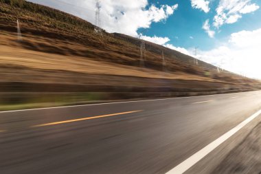 dağ manzaralı boş yol