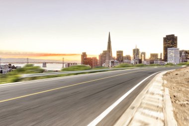 boş asfalt karayolu ile modern şehir