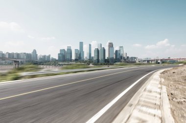 boş asfalt karayolu ile modern şehir