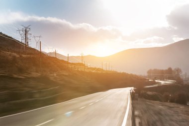 dağ manzaralı boş yol