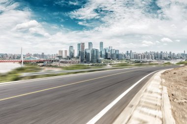 boş asfalt karayolu ile modern şehir