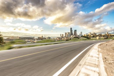 boş asfalt karayolu ile modern şehir