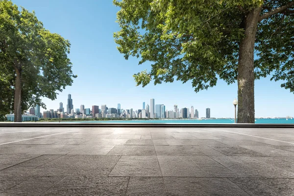 Terreno Vuoto Con Skyline Giardino — Foto Stock