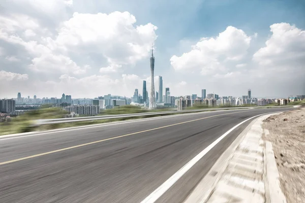 近代的な都市を通して空アスファルトの道路 — ストック写真