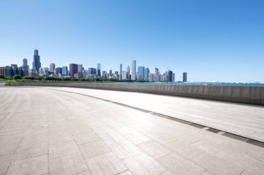 Chicago 'da modern şehir manzarası olan boş bir arazi.