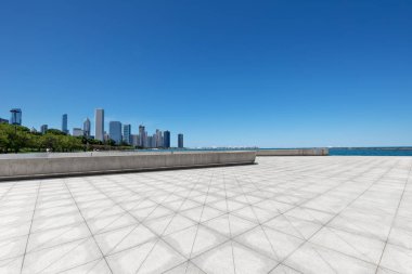 Chicago 'da modern şehir manzarası olan boş bir arazi.
