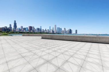 Chicago 'da modern şehir manzarası olan boş bir arazi.