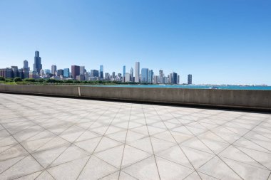 Chicago 'da modern şehir manzarası olan boş bir arazi.