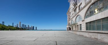 Chicago 'da modern şehir manzarası olan boş bir arazi.