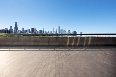 Chicago 'da modern şehir manzarası olan boş bir arazi.