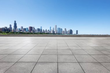 Chicago 'da modern şehir manzarası olan boş bir arazi.