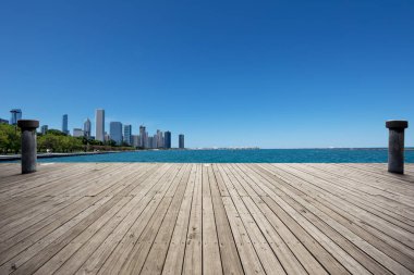 Chicago 'da modern şehir manzarası olan boş bir arazi.