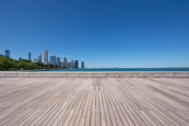 Chicago 'da modern şehir manzarası olan boş bir arazi.