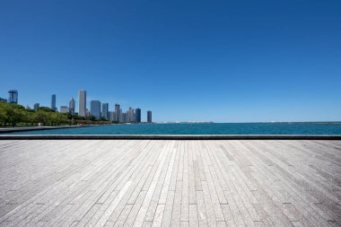 Chicago 'da modern şehir manzarası olan boş bir arazi.