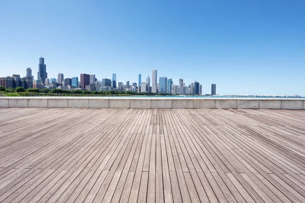 Chicago 'da modern şehir manzarası olan boş bir arazi.
