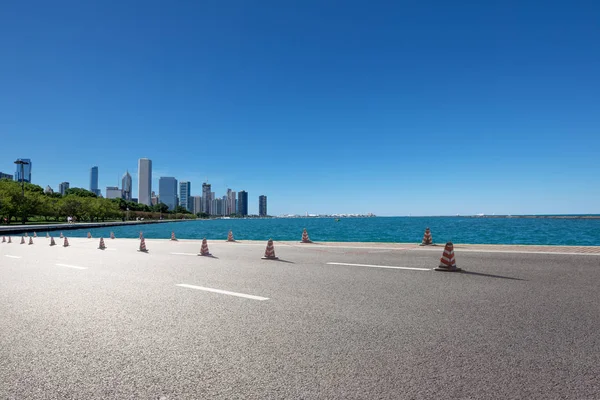 Пустая Земля Современным Городским Пейзажем Чикаго — стоковое фото