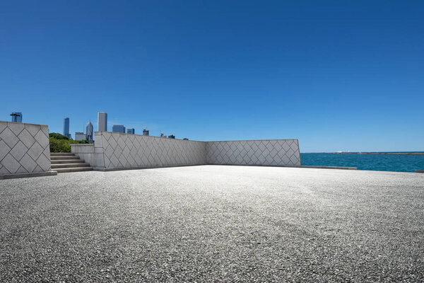 пустая земля с современным городским пейзажем в Чикаго