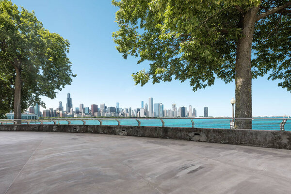 пустая земля с горизонтом в саду
