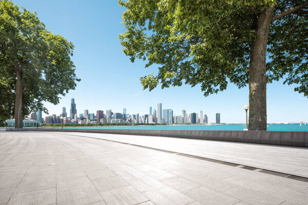 пустая земля с горизонтом в саду
