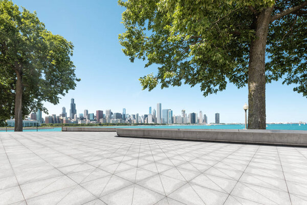 пустая земля с горизонтом в саду
