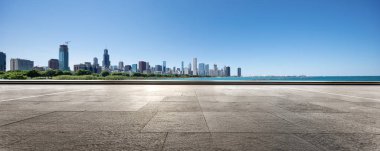 Chicago 'da modern şehir manzarası olan boş bir arazi.