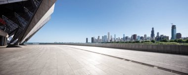 Chicago 'da modern şehir manzarası olan boş bir arazi.