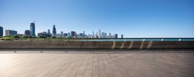 Chicago 'da modern şehir manzarası olan boş bir arazi.