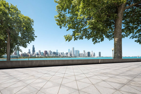 пустая земля с горизонтом в саду
