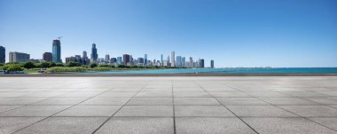 Chicago 'da modern şehir manzarası olan boş bir arazi.