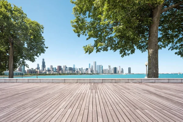 Terreno Vuoto Con Skyline Giardino — Foto Stock