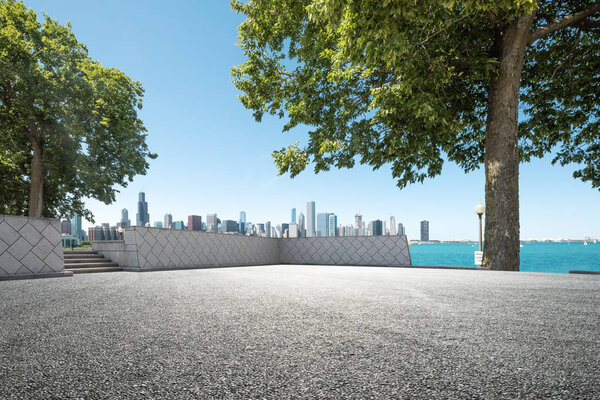 пустая земля с горизонтом в саду
