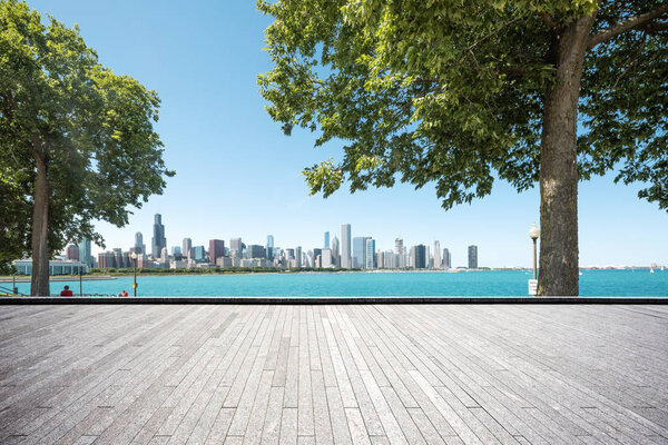 пустая земля с горизонтом в саду
