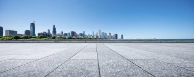 Chicago 'da modern şehir manzarası olan boş bir arazi.