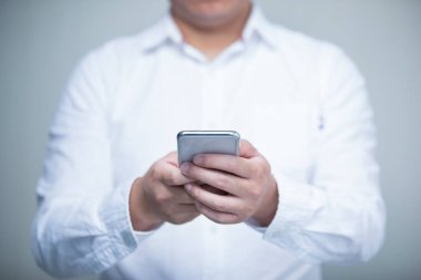 Adam dijital cam ekran kullanıyor