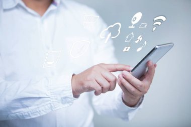 Adam dijital cam ekran kullanıyor