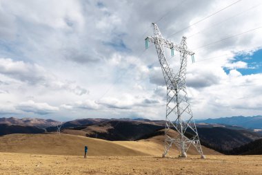 Yüksek gerilim iletim kulesi veya güç kuleleri (elektrik pilon) ve elektrik dağıtım Trafo Merkezi 
