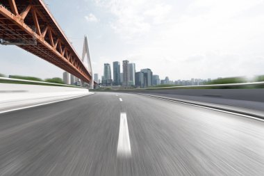 boş karayolu ile modern şehir