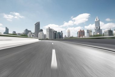 boş karayolu ile modern şehir