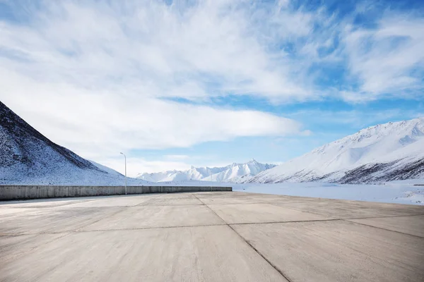 Пустой Пол Снежными Горами — стоковое фото