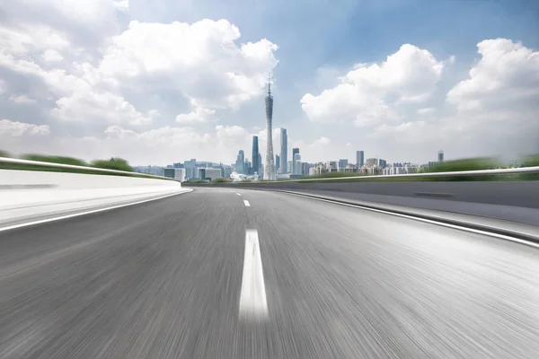 Leere Autobahn Durch Moderne Stadt — Stockfoto