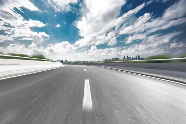 boş karayolu ile modern şehir