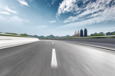 boş karayolu ile modern şehir