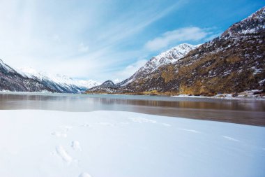 Kış manzarası, karla kaplı dağlar
