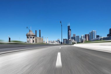 boş karayolu ile modern şehir